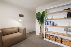 Interior - Springs Getaway- Bayviews, 3 bedroom, close to boat ramp (Clifton Springs)