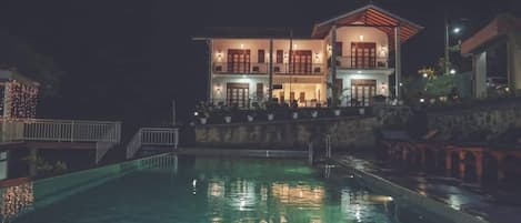 حمام سباحة