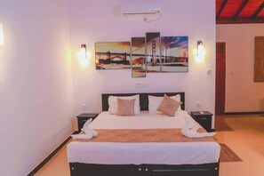 5 bedrooms, iron/ironing board, WiFi, bed sheets