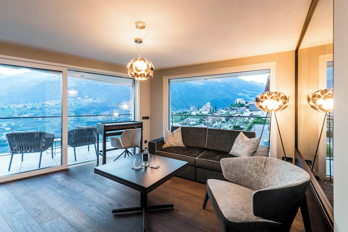 Luxury Suite, Mountain View | Living area