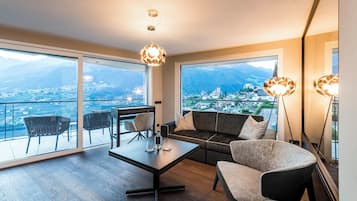 Luxe suite, uitzicht op bergen | Woonruimte