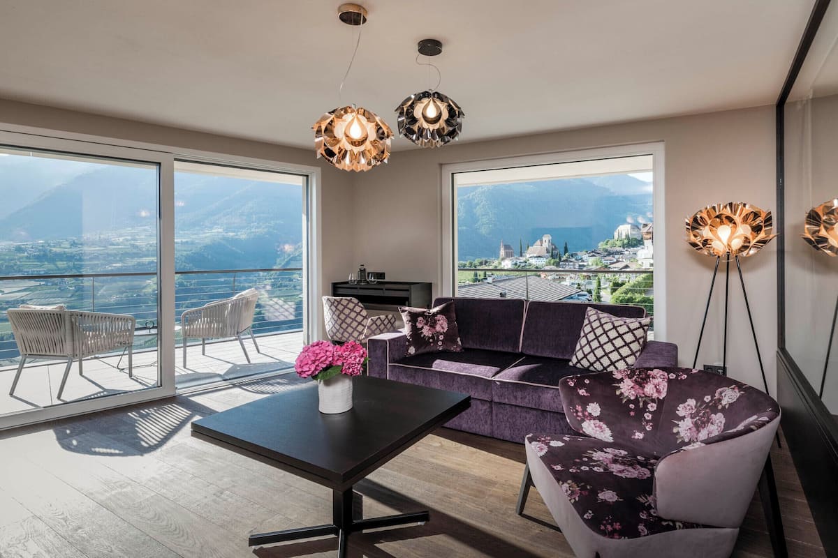Luxury Suite, Roll-in Shower, Mountain View | Living area