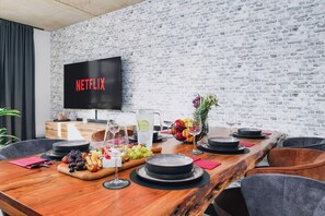 Superior Apartment | In-room dining - Svyvo Cologne - Serviced Apartments (Cologne)