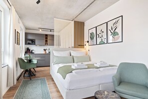 Estudio estándar | Edredón, decoración personalizada, muebles diferentes y escritorio 