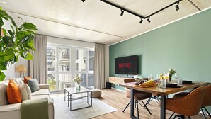 Leilighet – comfort | Oppholdsområde | En 65-tommers smart-TV med digitale kanaler samt oppvarmet gulv