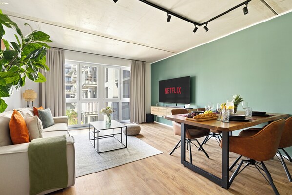 Departamento Confort | Área de sala de estar | Smart TV de 65 pulgadas con canales digitales y piso con calefacción 