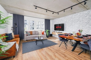Een 65-inch smart-tv met digitale zenders en vloerwarming