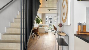Leilighet – comfort | Oppholdsområde | En 65-tommers smart-TV med digitale kanaler samt oppvarmet gulv