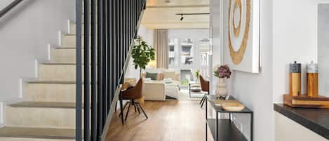 Departamento Confort | Área de sala de estar | Smart TV de 65 pulgadas con canales digitales y piso con calefacción