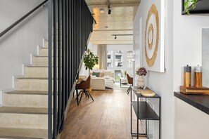 Comfort Apartment | Living area | 65-inch Smart TV with digital channels, heated floors - Svyvo Cologne - Serviced Apartments (Cologne)