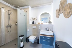 Comfort-studiosviitti | Kylpyhuone | Suihku, hiustenkuivaaja, pyyhkeet, saippua
