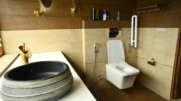Tweepersoonskamer | Badkamer | Gratis toiletartikelen, handdoeken, zeep, shampoo