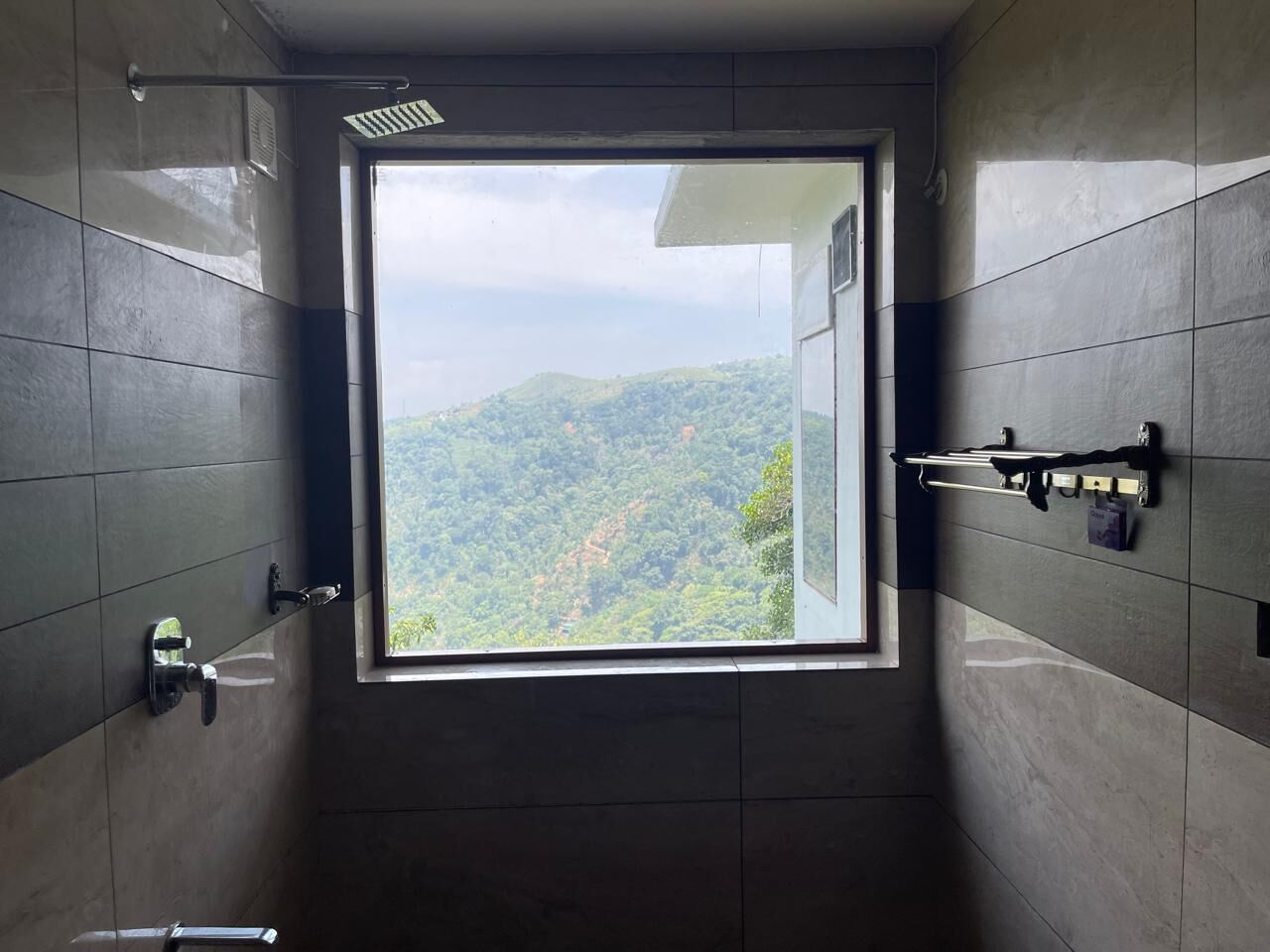 Studio | Bathroom | Free toiletries, towels, soap, shampoo