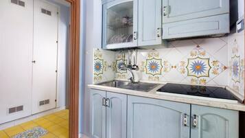 Microonde, piano cottura, macchina per tè/caffè, tostapane