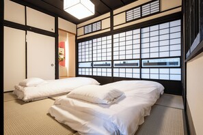 3 habitaciones, tabla de planchar con plancha, wifi y ropa de cama