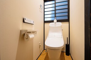 Regadera, secadora de cabello, bidet, toallas