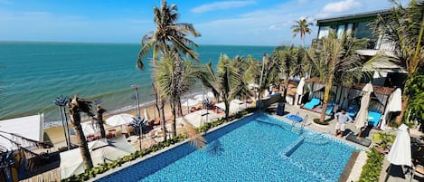 Outdoor pool, pool umbrellas, sun loungers