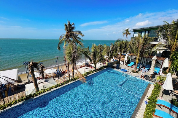 Outdoor pool, pool umbrellas, sun loungers