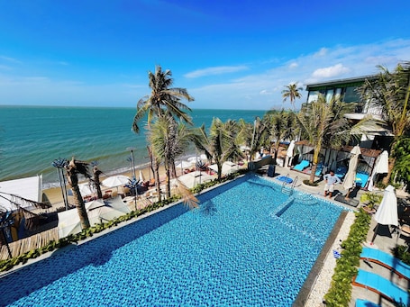 Kolam renang terbuka, payung kolam, kerusi lepak pantai