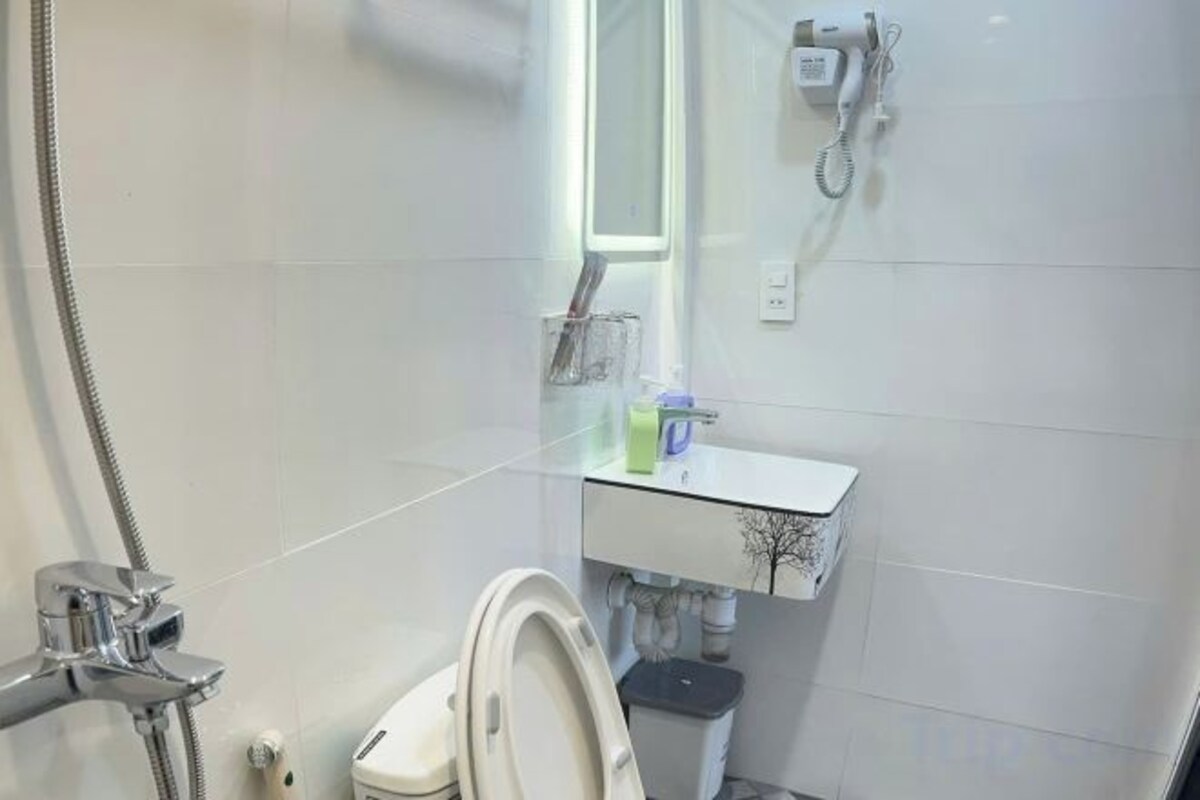 Phòng tắm | Buồng tắm vòi sen, máy sấy tóc, chậu vệ sinh/vòi rửa, khăn tắm 