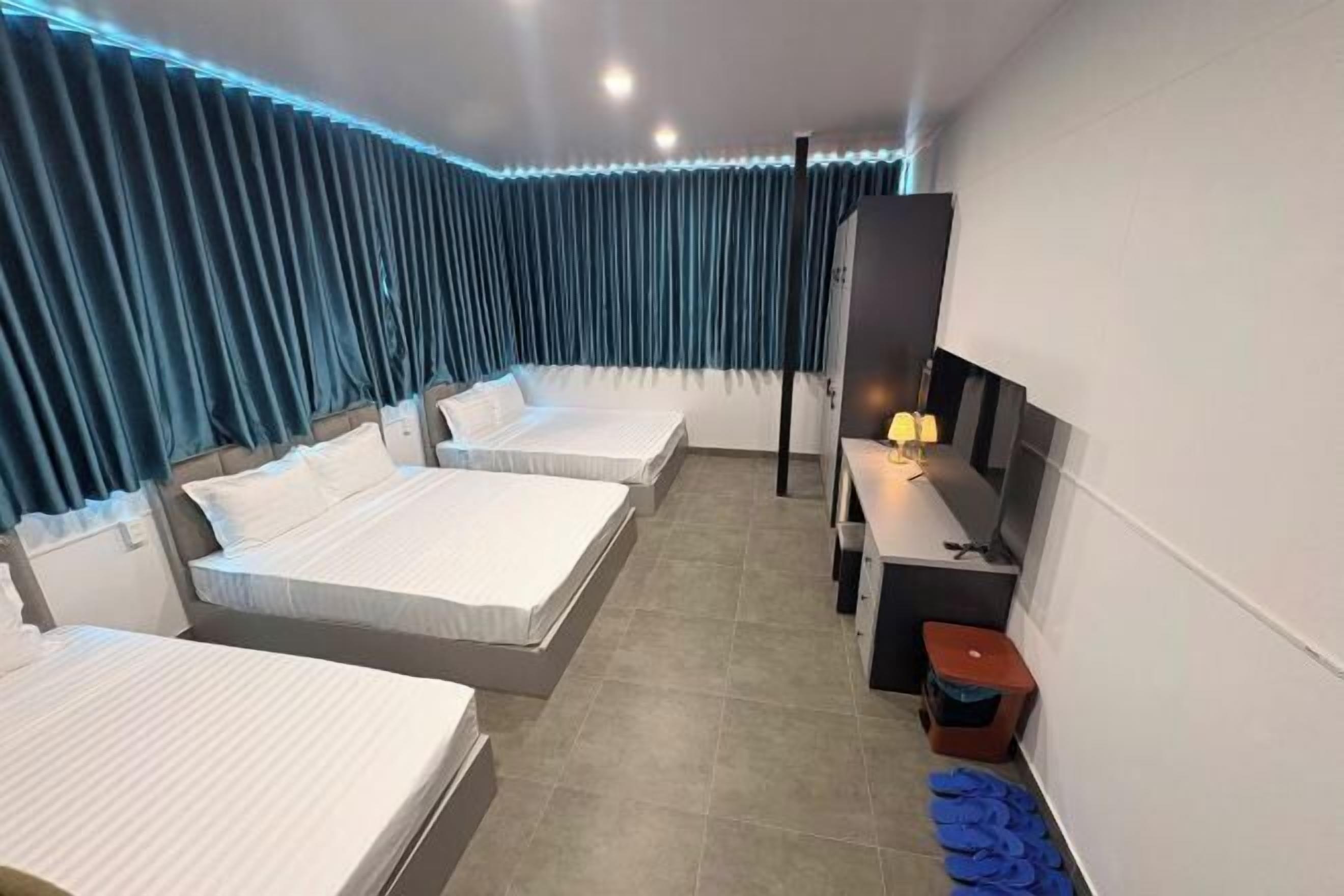 Desk, soundproofing, free WiFi, bed sheets