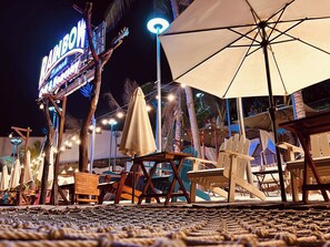 Am Strand, Cabañas (kostenlos), Liegestühle, Sonnenschirme