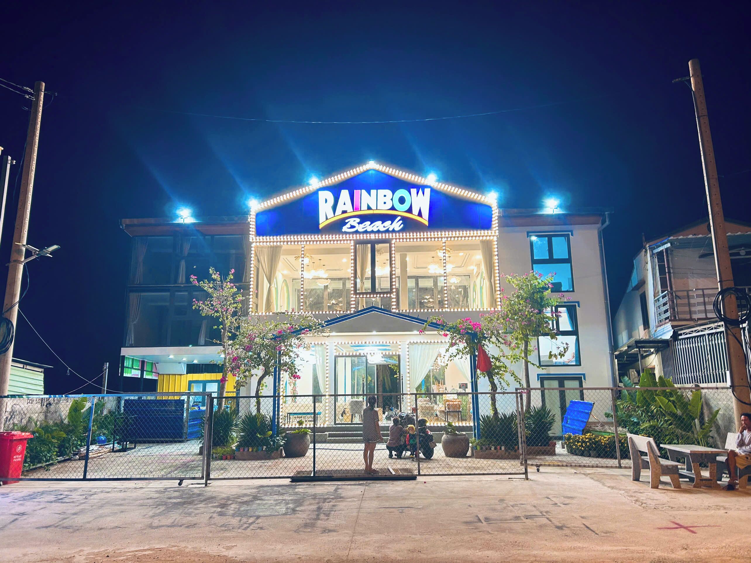 Un edificio con un cartellone che recita "RAINBOW Beach".