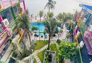 สนามรอบบริเวณ