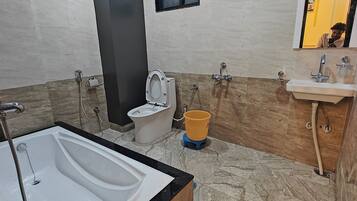 Superior Double Room | Bathroom | Towels