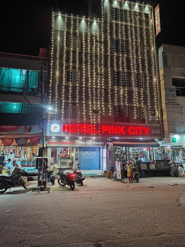 A building with a sign reading 'HOTEL PINK CITY.'