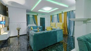 Une chambre moderne avec un grand lit, une table de chevet et une commode.