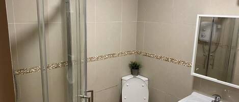 Assecador de cabells, tovalloles i paper higiènic