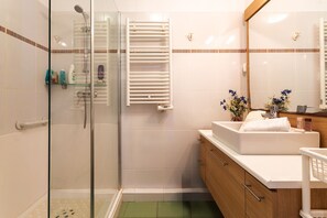 Shower, hair dryer, towels, toilet paper - Jardin Wilson AP4455 by RIVIERA HOLIDAY HOMES (Niza)