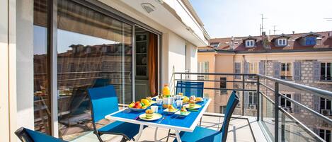 تناول الطعام بالخارج