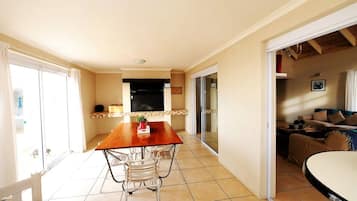 House, 3 Bedrooms, Smoking, Garden View | Dining room