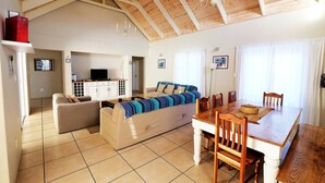 Living room - The Pelican - Stunning 3-bedroom Holiday Home in Langebaan (Langebaan)