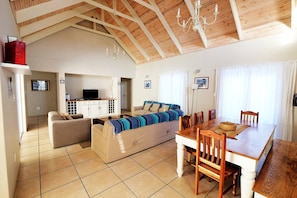 Living room - The Pelican - Stunning 3-bedroom Holiday Home in Langebaan (Langebaan)