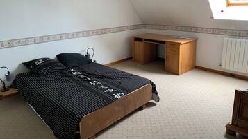 3 bedrooms, desk, travel cot, WiFi