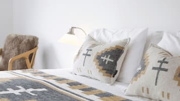 1 bedroom, travel cot