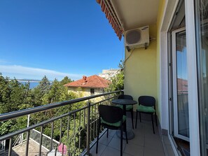 A balcony with a view of a bridge, a Samsung air conditioner, and a railing. - Apartment Lu&Ni (Crikvenica)