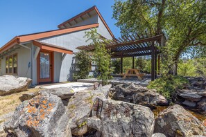 Terrace/patio - Big Oak house, Mountain Retreat with tree views (Oakhurst)