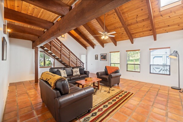 Smart TV, offices - Big Oak house, Mountain Retreat with tree views (Oakhurst)