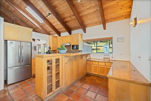 Fridge, microwave, oven, stovetop - Big Oak house, Mountain Retreat with tree views (Oakhurst)