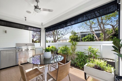 Private Cinemas, Bar & BBQ; Stylish Getaway 4 Bedroom 2.5 Baths