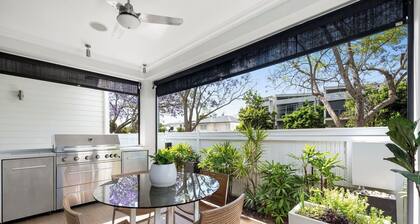 Private Cinemas, Bar & BBQ; Stylish Getaway 4 Bedroom 2.5 Baths