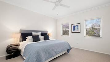 4 bedrooms, desk, iron/ironing board, free WiFi