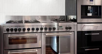 Private Cinemas, Bar & BBQ; Stylish Getaway 4 Bedroom 2.5 Baths