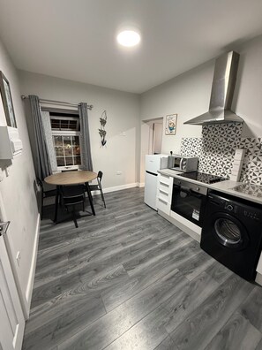 Departamento | Cocina privada | Refrigerador, microondas, horno y parrilla de estufa 