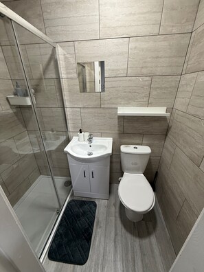 Apartamento | Banheiro | Chuveiro, toalhas de banho, papel higiênico