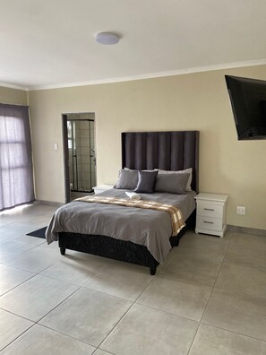 Comfort Room, Balcony, Courtyard View